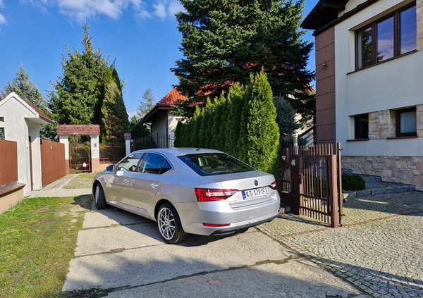 Skoda Superb cena 57900 przebieg: 277631, rok produkcji 2015 z Tarnów małe 106